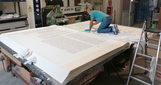 Star Grafic accetta la sfida e stampa il testo sacro più grande al mondo grazie alla tecnologia Durst