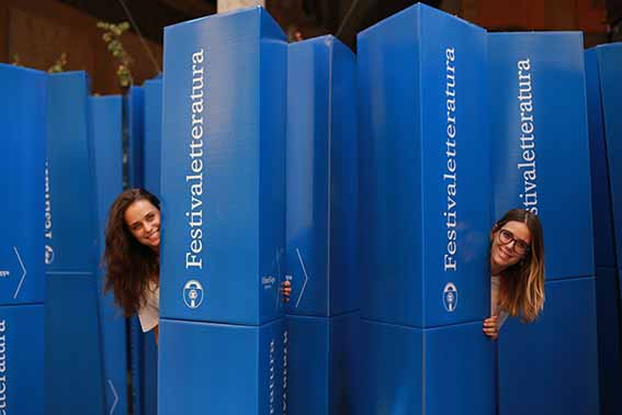 Il Festivaletteratura di Mantova si arreda con i componenti in cartone ondulato di Smurfit Kappa Italia per una cultura della sostenibilità