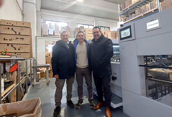 3G Packaging investe nella qualità con Heidelberg Da sinistra Lorenzo Ariberti Business Driver Dopostampa Heidelberg Italia, al centro Francesco Barteletti Direttore Vendite di 3 G packaging, a destra Samuele Buccianti Account Manager di Heidelberg ItaliaHeidelberg 3G Packaging
