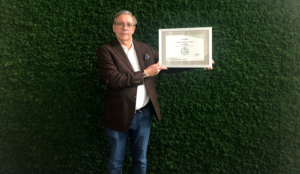 Ralph Uenver, Direttore Sostenibilità con il premio