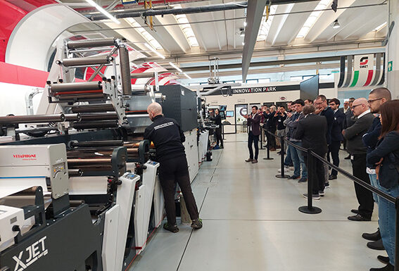When Digital meets Flexo: il futuro della stampa ibrida all’Innovation Park OMET OMET Job change during the XJET demo
