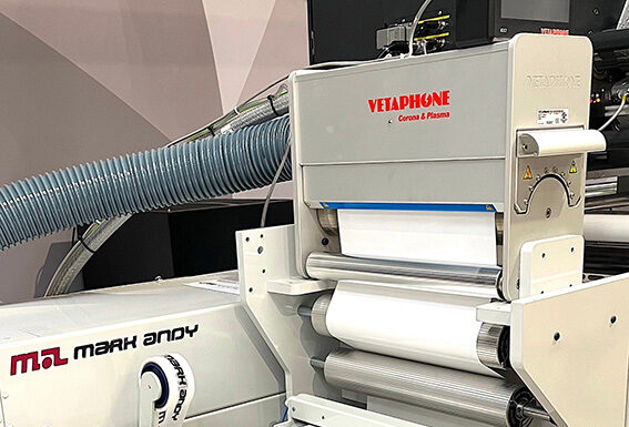 Vetaphone presenta la nuova stazione Corona VE1A-M su una linea ibrida nello show room Mark Andy di Varsavia Vetaphone VE1A-M