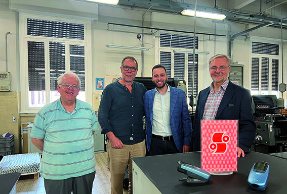 I&Conselvan supporta la formazione grafica con una donazione alla Scuola Grafica Salesiana di Milano Da sinistra Luigi Morini, docente Salesiano, Dario Panciera, coordinatore settore grafico e docente con Matteo Cogliati e Sergio Molino della I&Conselvan.