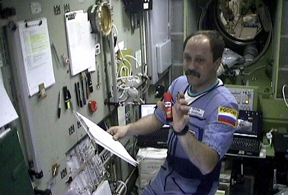 Gli adesivi Henkel compiono 100 anni Pritt-test-spazio Henkel adesivi