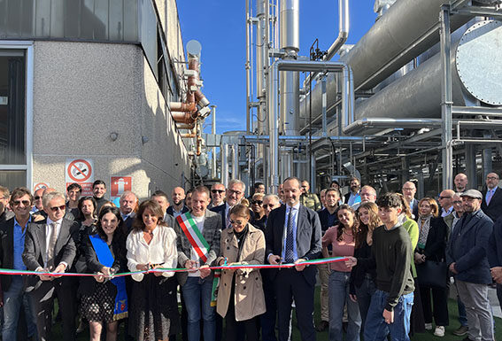 Laminati Cavanna investe in sostenibilità e inaugura il nuovo impianto di recupero solventi di DEC Impianti Laminati Cavanna taglio nastro