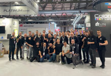 Liyu al centro di Viscom 2023 team Liyu Viscom 2023