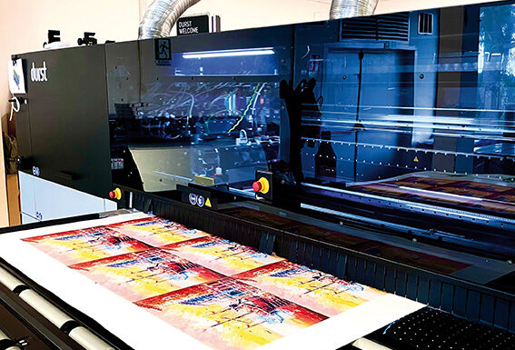 Grazie alla nuova Durst P5 210, Redbox amplia il range di applicazioni speciali con il bianco e la vernice a rilievo Redbox Durst