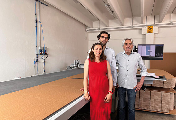 Unicarton entra con Zünd in una nuova dimensione del converting digitale Zund_Unicarton Da sinistra Matilde Giulio e danilo Tosato