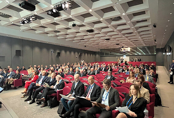 Giflex: Con il flessibile tutto è possibile, anche trasportare cibo nello spazio! Giflex 24 sala da destra