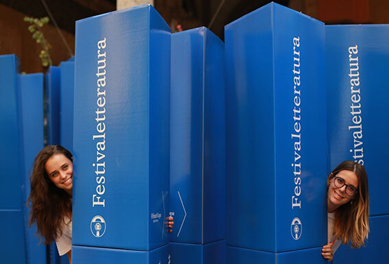 Le creazioni in cartone ondulato di Smurfit Westrock Italia a Festivaletteratura 2025 Festivaletteratura