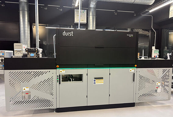 Amonn Print è tra le prime aziende al mondo ad avviare la produzione con Durst TAU G3 core LED Amonn Print Durst