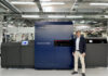 Nava Press sceglie AccurioJet 30000: qualità premium, flessibilità produttiva e innovazione Inkjet UV LED Nava Press