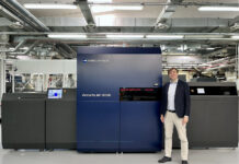 Nava Press sceglie AccurioJet 30000: qualità premium, flessibilità produttiva e innovazione Inkjet UV LED Nava Press