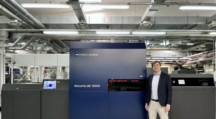 Nava Press sceglie AccurioJet 30000: qualità premium, flessibilità produttiva e innovazione Inkjet UV LED Nava Press
